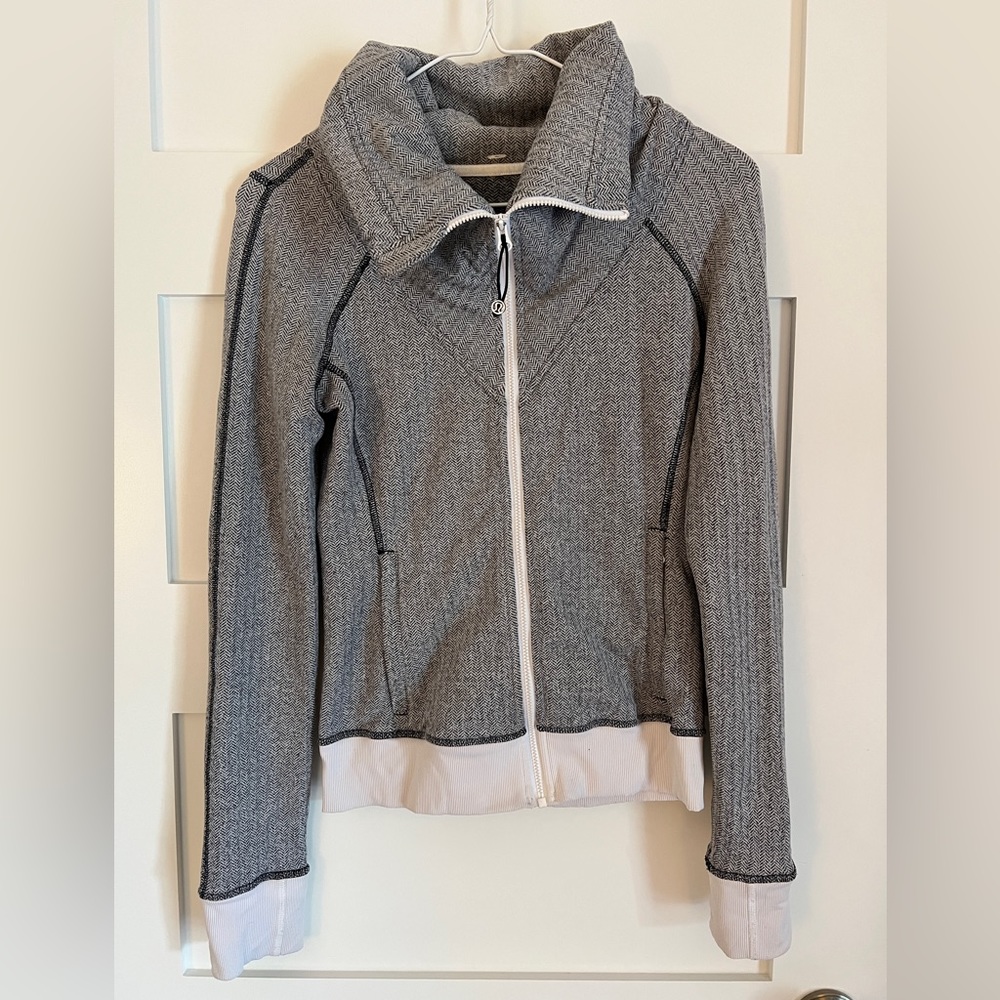 Like new Lululemon black and white herringbone pattern full zip jacket size 4